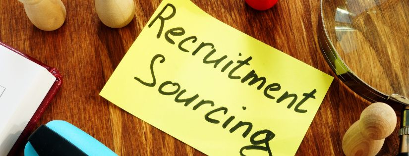 perbedaan sourcing dan recruiting banner