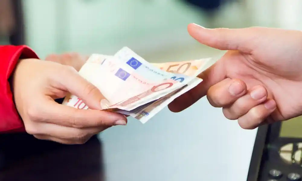 cara menghitung gaji karyawan berdasarkan omset