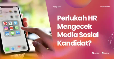 mengecek media sosial