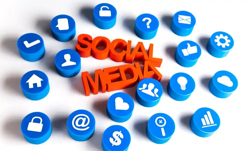 mengecek media sosial