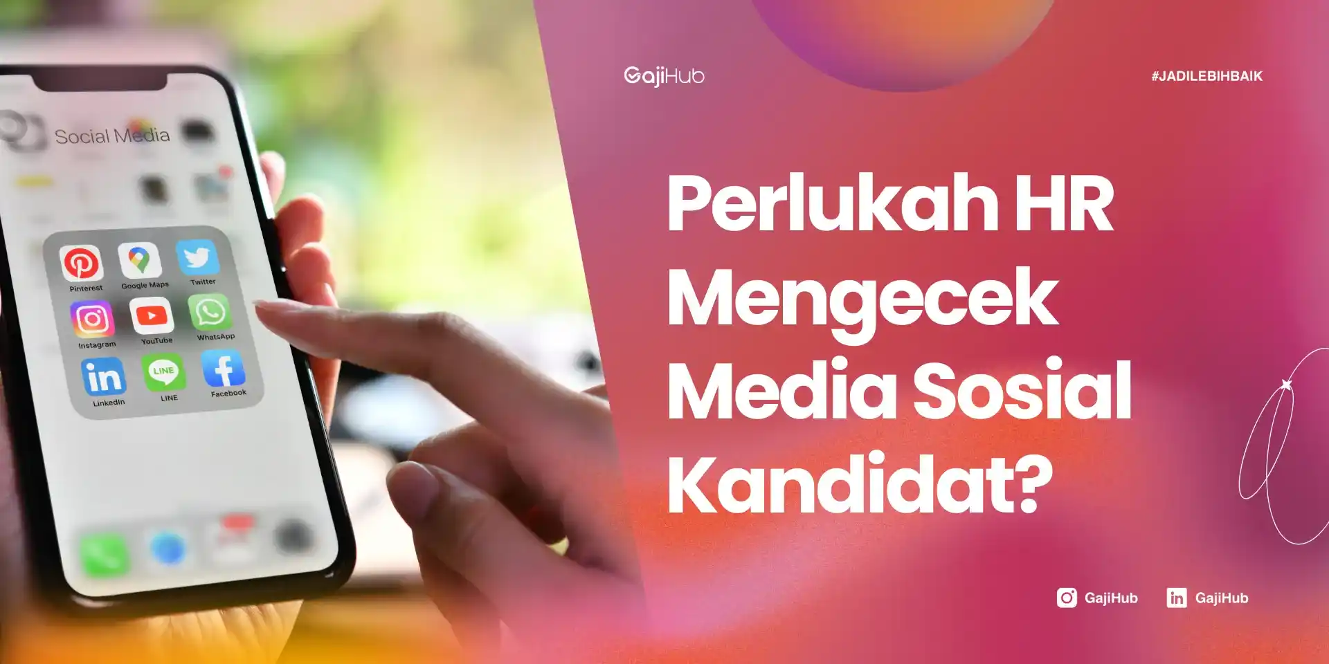 mengecek media sosial