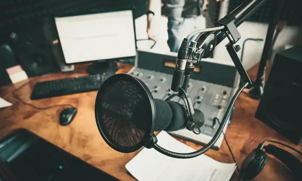 gaji penyiar radio